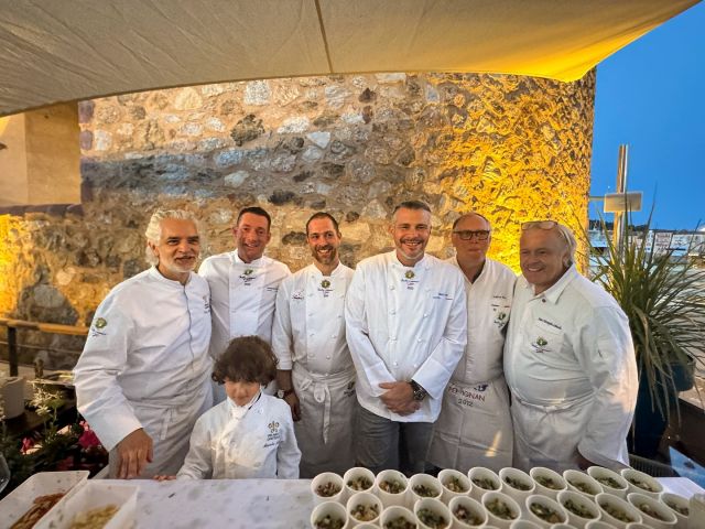 Quel week-end à Saint-Tropez ! ☀️👨‍🍳Les @maitrescuisiniersdefrance ont participé à @les_chefs_a_sainttropez, un événement parrainé par notre Maître Cuisinier de France @glennviel 🤩Un grand bravo aux chefs mobilisés pour la soirée Produits de la Mer : @alexandre_fabris_1_ , Julien Allegre, @chef.xaviermathieu , @lebasclejeanchristophe, @fabricevitu et tous les #MCF présents 👏Et surtout, merci aux #producteurs, véritables #artisans de nos assiettes 🙏